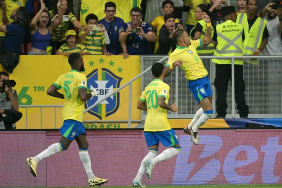 Brasil goleia o Peru pelas Eliminatórias e vence duas seguidas com Dorival pela primeira vez