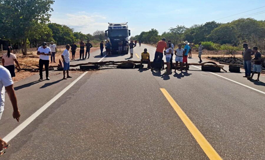 URGENTE: manifestantes interditam BR-135 em Redenção do Gurgueia, Sul do Piauí