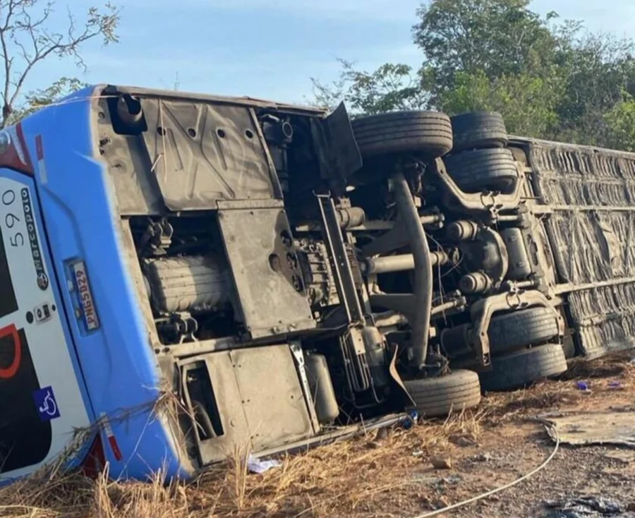 Ônibus que teria Parnaíba-PI como destino tomba e deixa duas pessoas mortas
