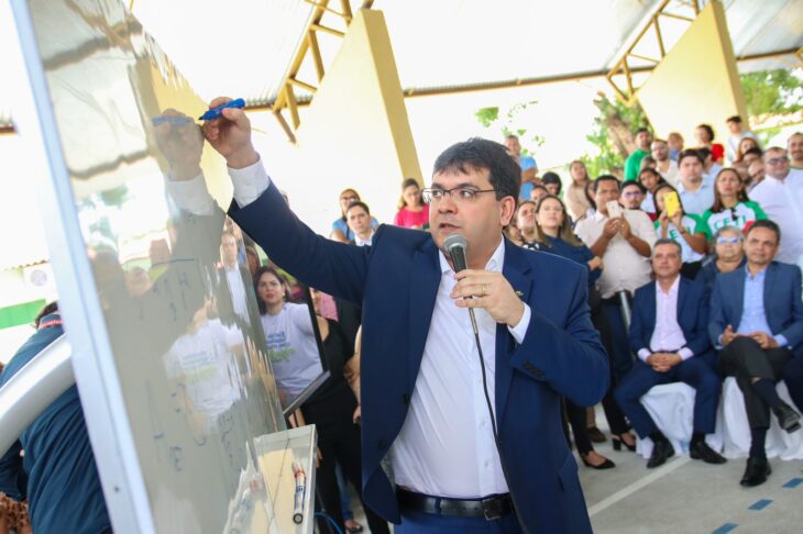 Rafael Fonteles anuncia concurso com 4 mil vagas para professores em 2025