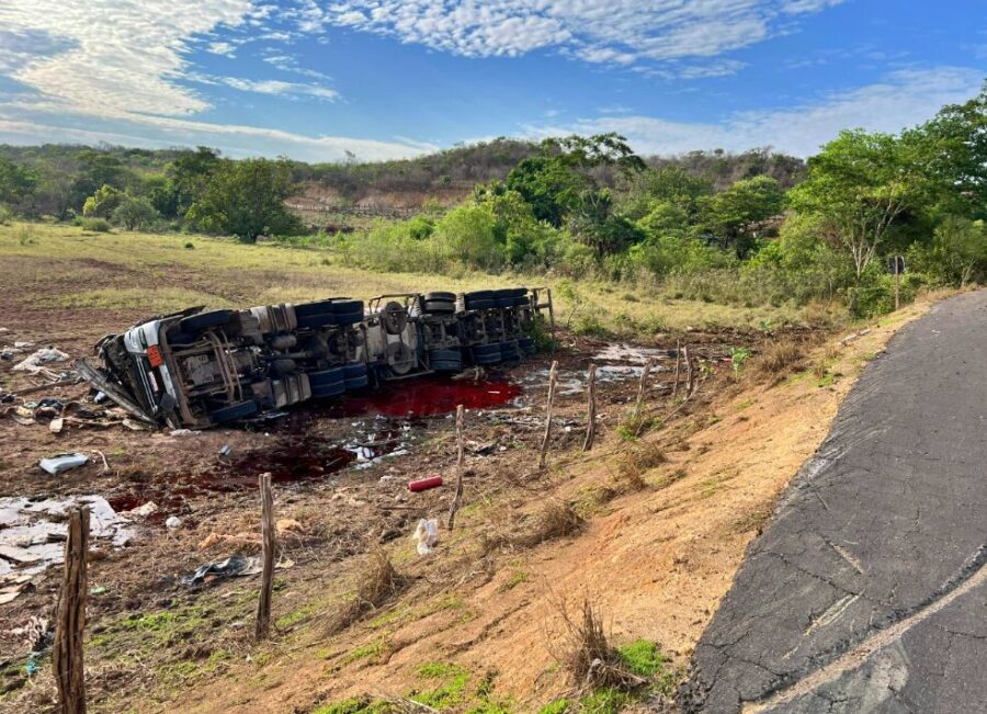 Caminhão-tanque com carga de Etanol tomba na BR-135 entre Cristino Castro e Bom Jesus, Sul do PI