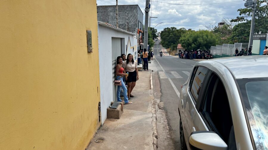 1º Dia de Enem em Bom Jesus marcado por calor intenso e busca por sombra (Foto: Portal Ponto X)