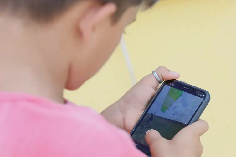 Pesquisa: 86% dos brasileiros apoiam restrição de celular nas escolas