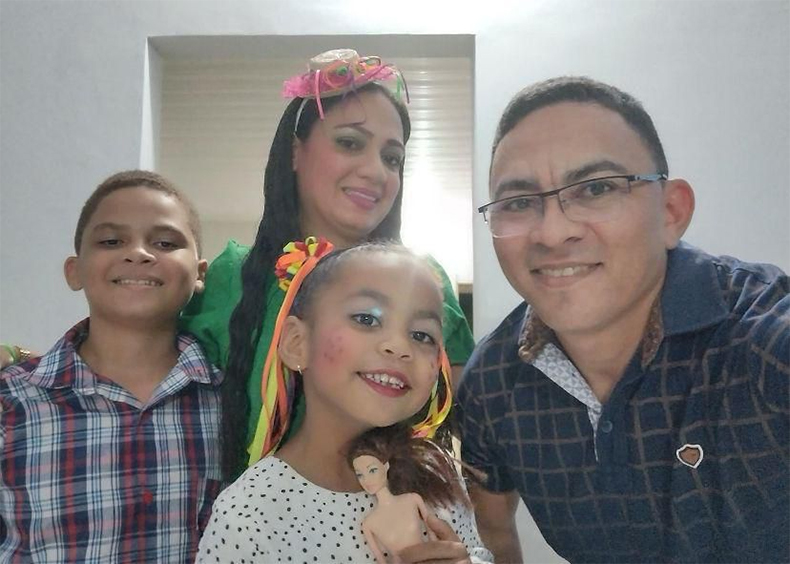 Irmãos que morreram carbonizados em acidente de carro são sepultados no mesmo caixão