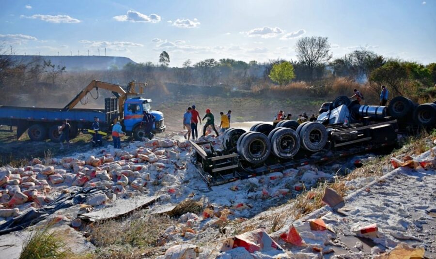 Carreta tomba no Piauí e motorista fica preso às ferragens