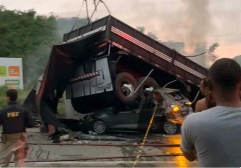 Acidente entre ônibus e carreta deixa 21 mortos em Minas Gerais