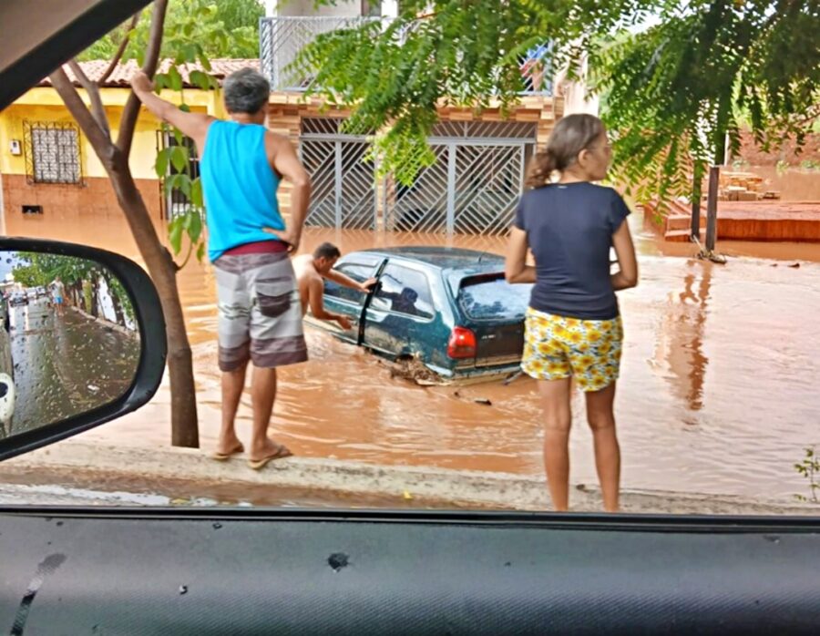 Forte chuva de mais de 160 milímetros causa alagamentos e pessoas ficam desalojadas em Picos