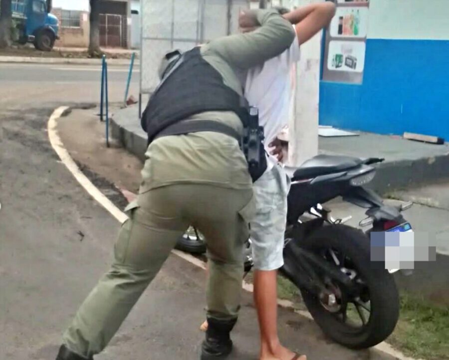Menor é apreendido em Cristino Castro com motocicleta furtada e cartões de crédito roubados