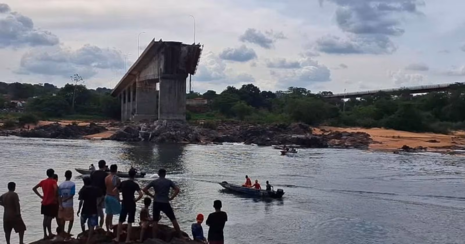 Ponte que liga Tocantins e Maranhão desaba sobre rio; pelo menos duas pessoas morreram