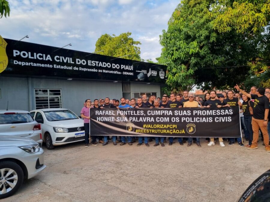 Após denúncia de assédio contra delegados, policiais civis protestam em frente ao DENARC