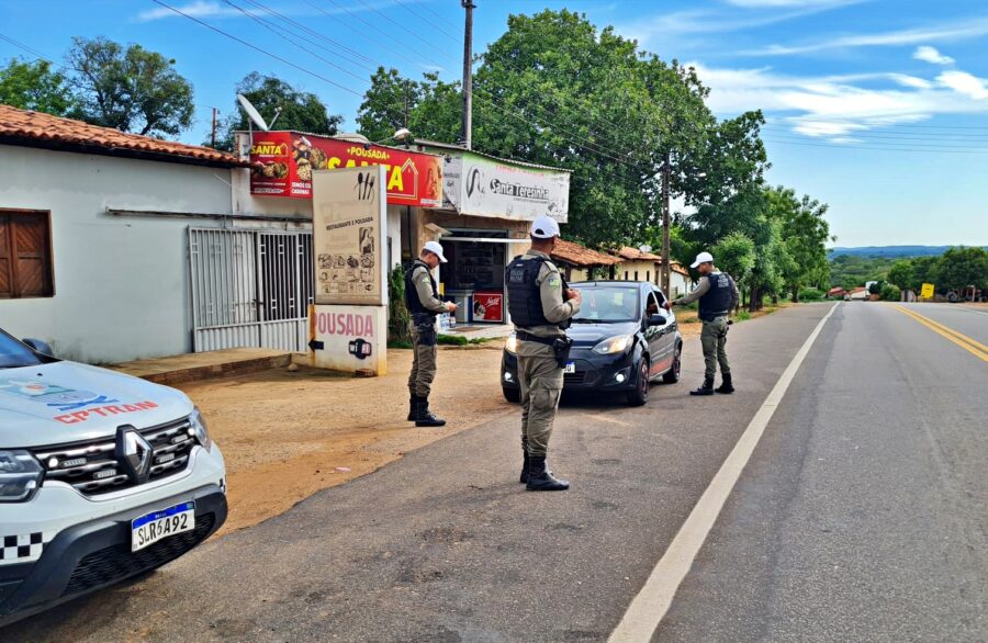 Polícia Militar e PRF realizam operação de trânsito em Bom Jesus