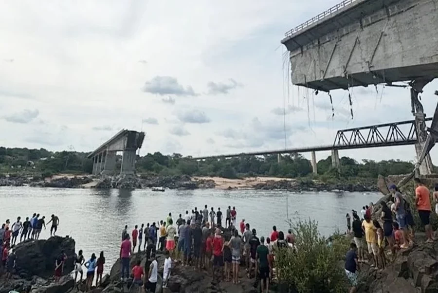 Ponte JK: Buscas são suspensas após caminhão com ácido cair em rio no Tocantins