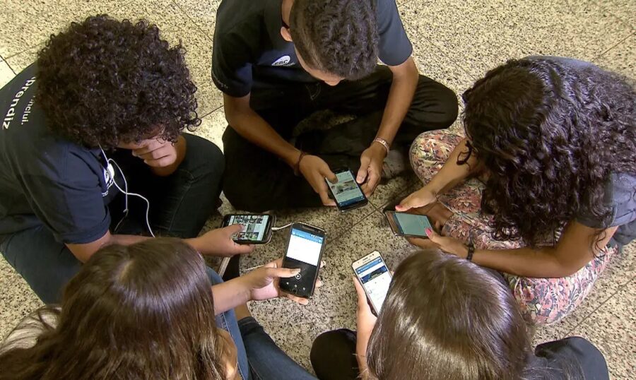 Deputados aprovam proibição do uso de celulares em salas de aula no Piauí