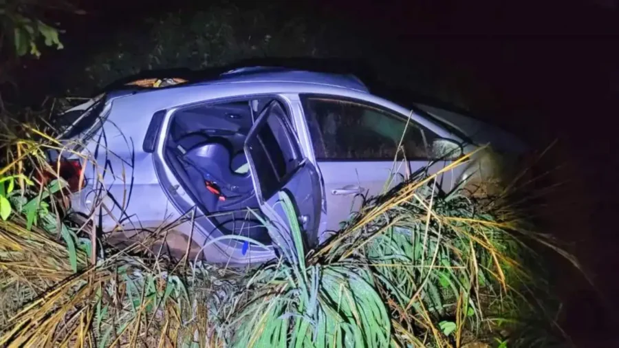 Carro com cinco pessoas sai da pista na BR-135 em São Gonçalo do Gurguéia
