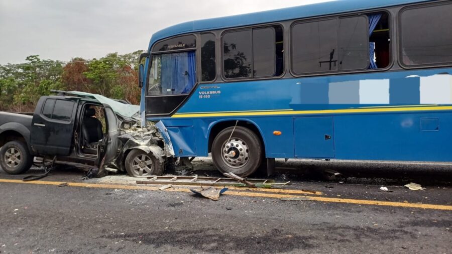 Ônibus de escola particular colide com carro na BR-316; uma pessoa morreu