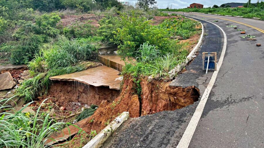 Bom Jesus/Currais: obras de drenagem e revitalização na PI-392 serão feitas após chuvas abrir cratera