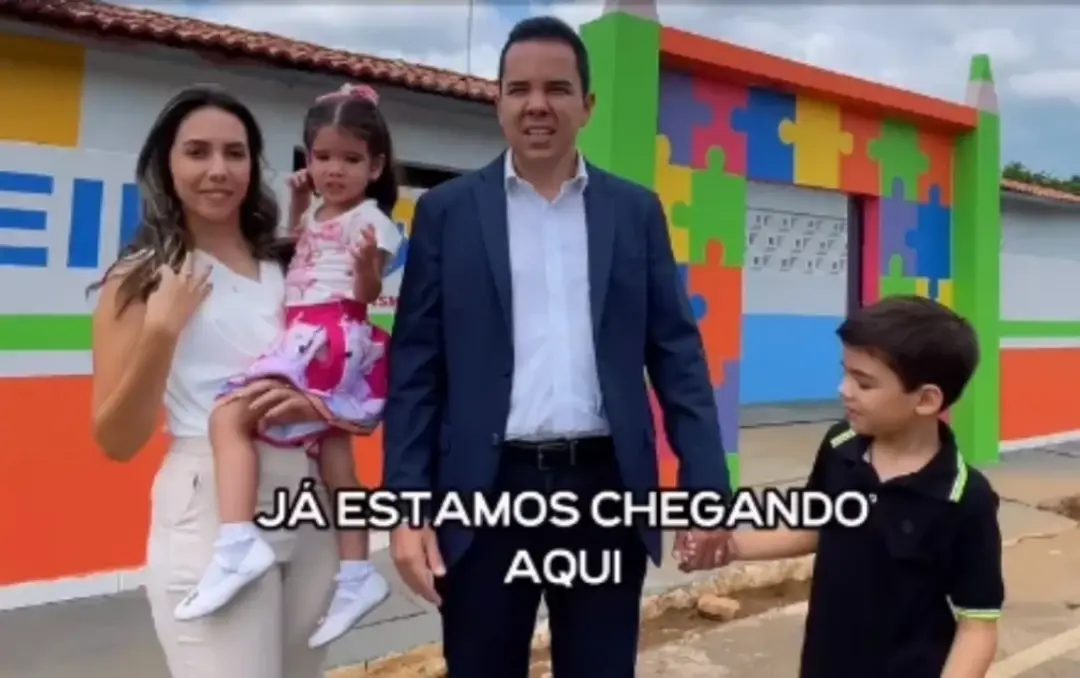 VÍDEO: no interior do Piauí, prefeito matricula os filhos em escola pública do município