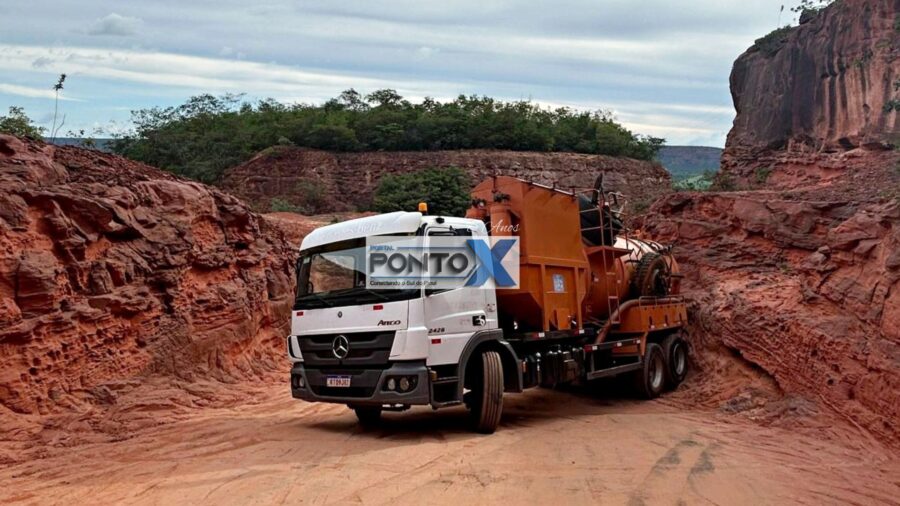Caminhão quase tomba e interdita Ladeira do João Pereira em Palmeira do Piauí