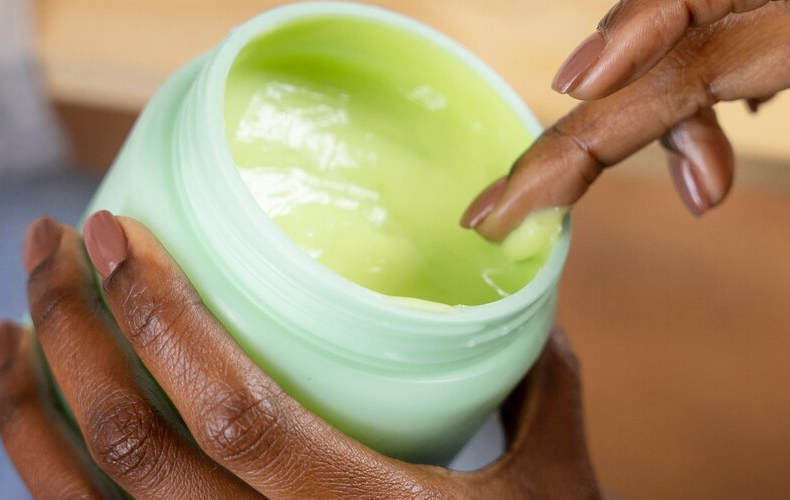 Anvisa proíbe a venda de 47 pomadas para cabelo; veja lista