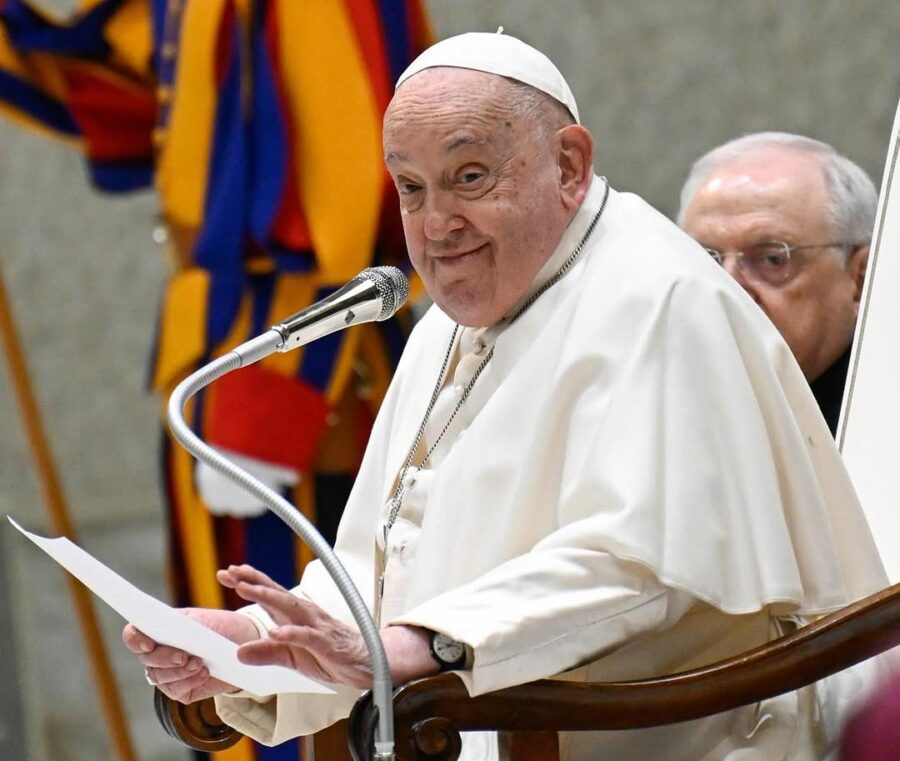 Papa Francisco tem piora no quadro respiratório e está em ventilação mecânica, diz Vaticano