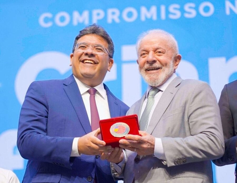 Presidente Lula entrega Selo Ouro à Rafael Fonteles por compromisso pela alfabetização infantil no Piauí
