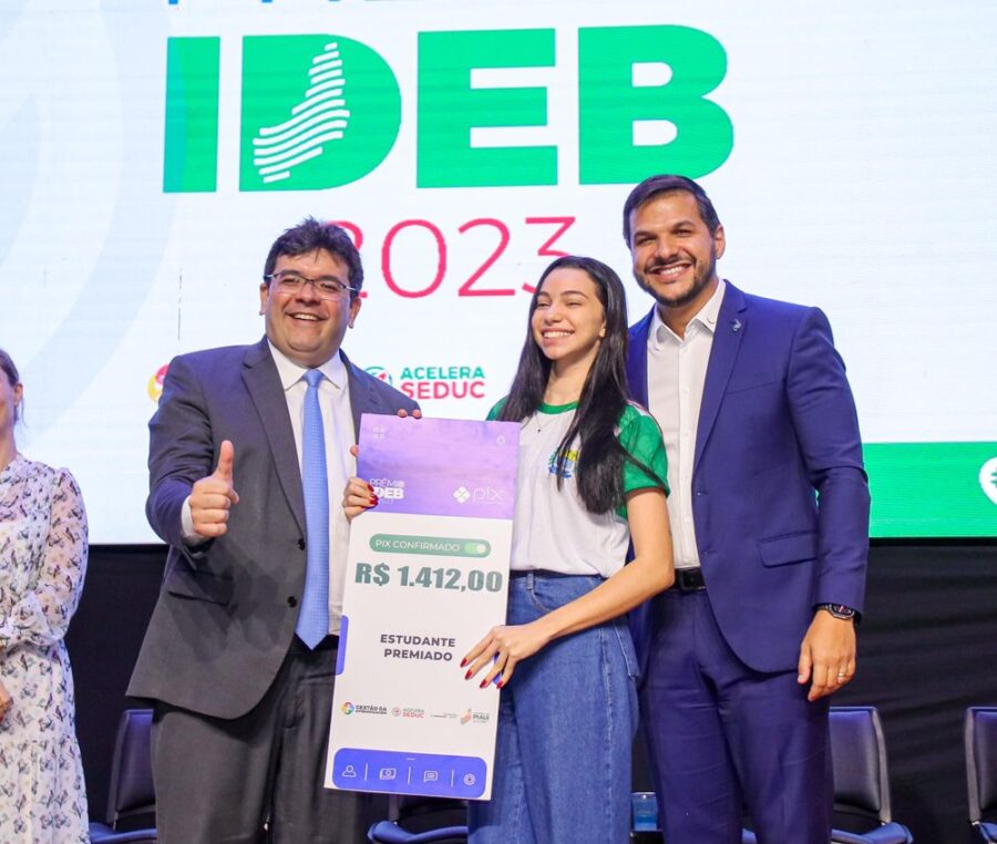 Secretário da Educação anuncia pagamento de bolsas e premiações a estudantes da rede estadual