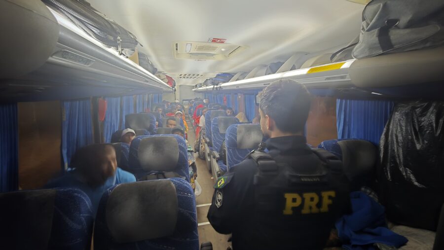 PRF realiza comandos educativos e fiscalização de transporte coletivo em Bom Jesus