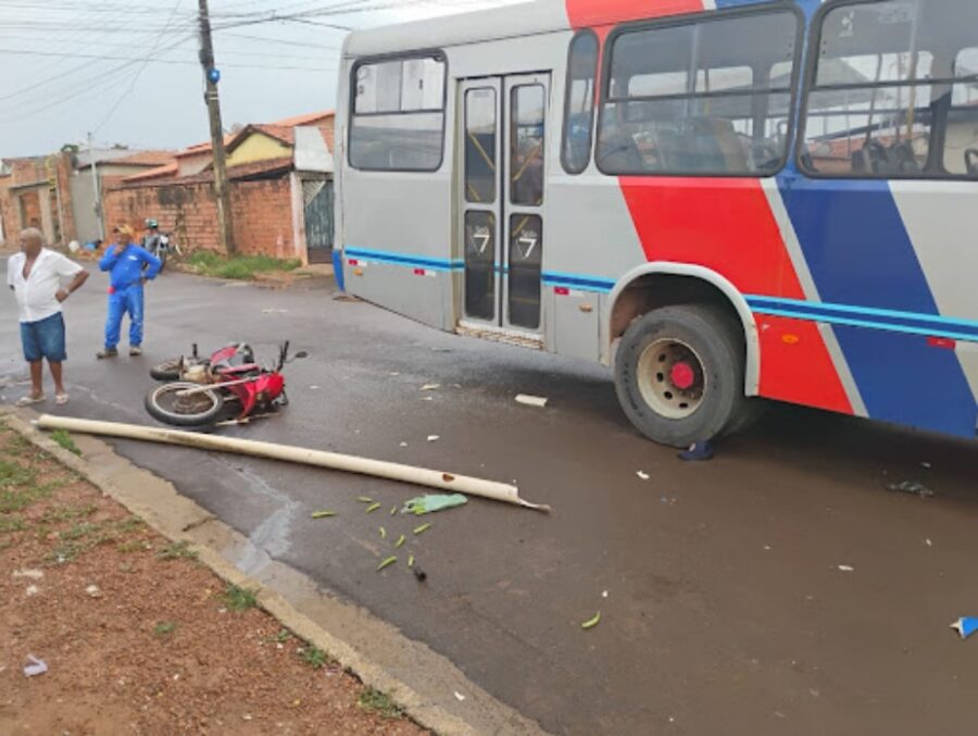 Homem morre após colidir contra lateral de ônibus em Baixa Grande do Ribeiro