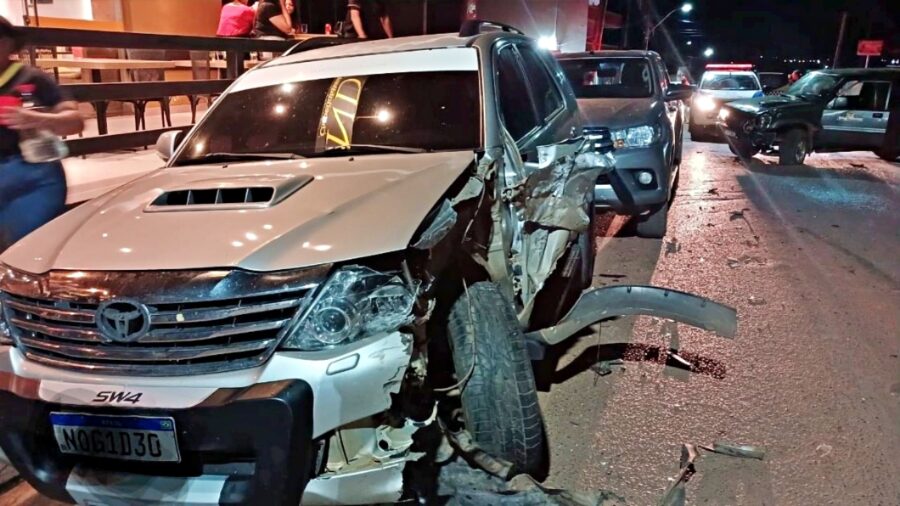 Motorista embriagado colide com veículos estacionados em Corrente