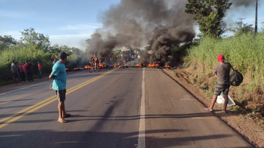 BR-135 é interditada em Corrente por manifestação pacífica por água