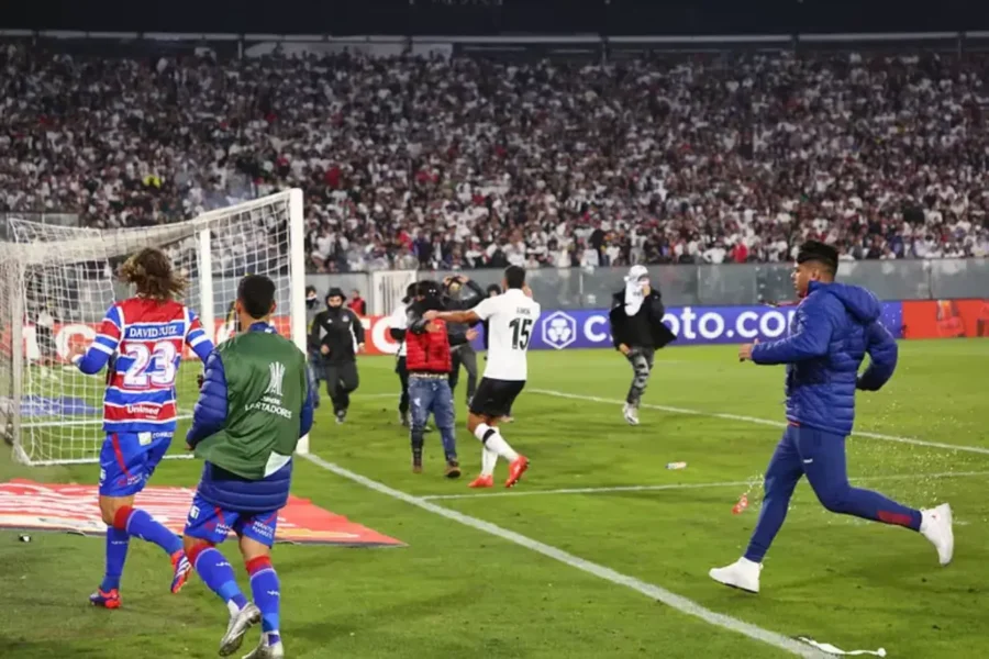 Tragédia no Chile: dois mortos, invasão de campo e jogo da Libertadores cancelado;