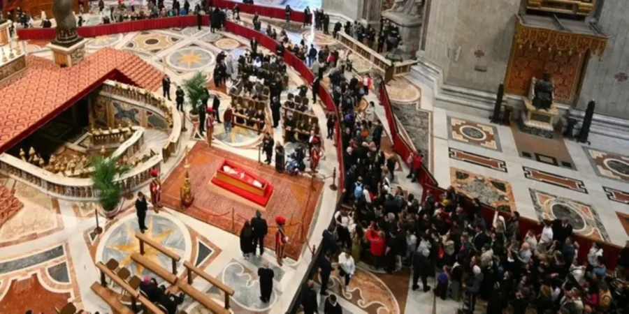 Mais de 50 mil fiéis visitam o velório do papa Francisco