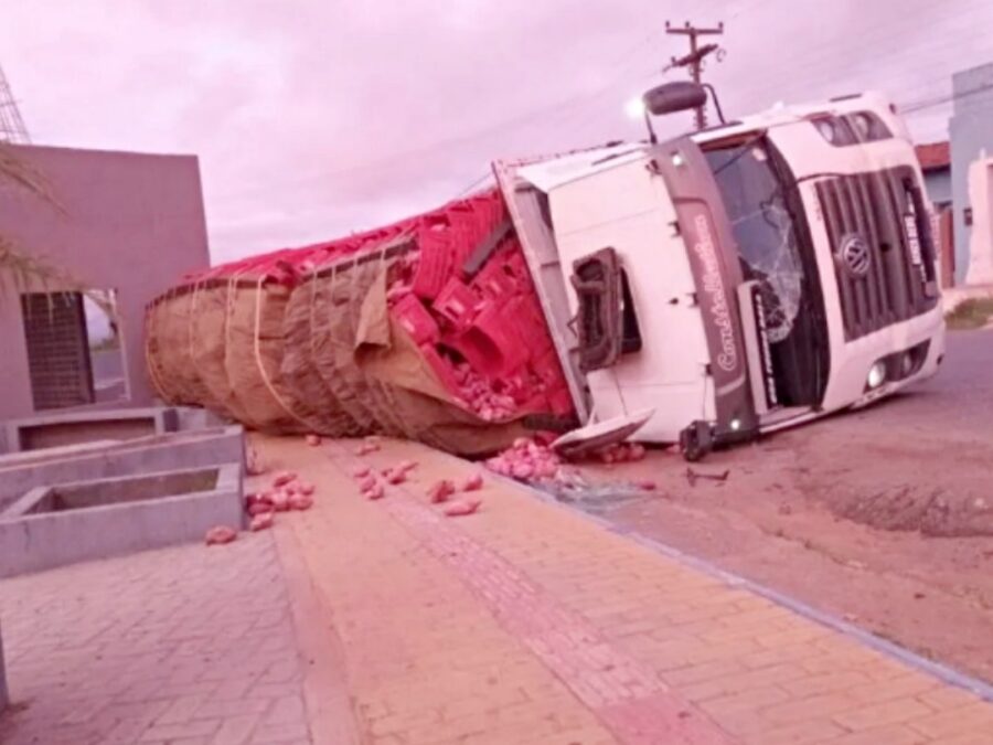 Caminhão carregado de batata tomba em trecho urbano da BR-135 em Gilbués