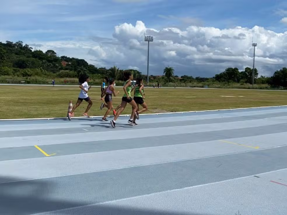 Adolescente sofre descarga elétrica ao encostar em poste durante prova de atletismo em Teresina