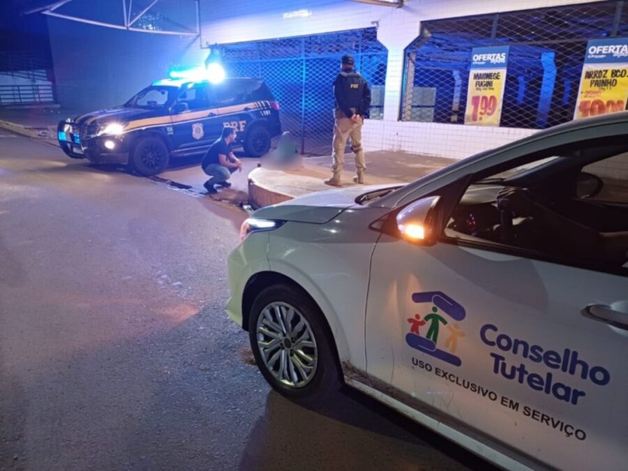 Criança é resgatada pela PRF após ser encontrada sozinha em rodovia na cidade Picos
