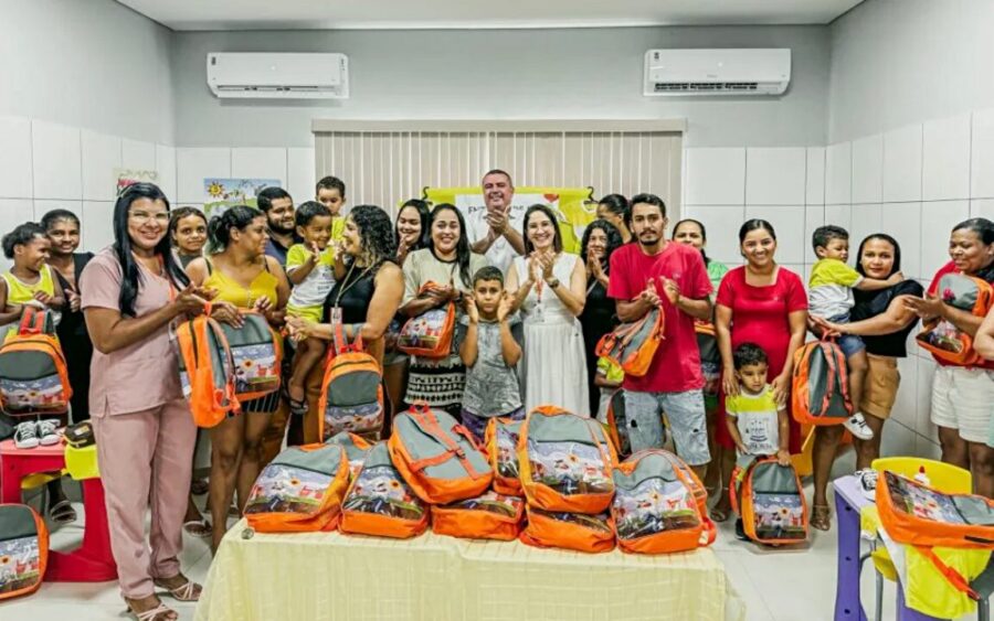 Bom Jesus entrega 4.500 kits escolares e reafirma compromisso com a educação pública