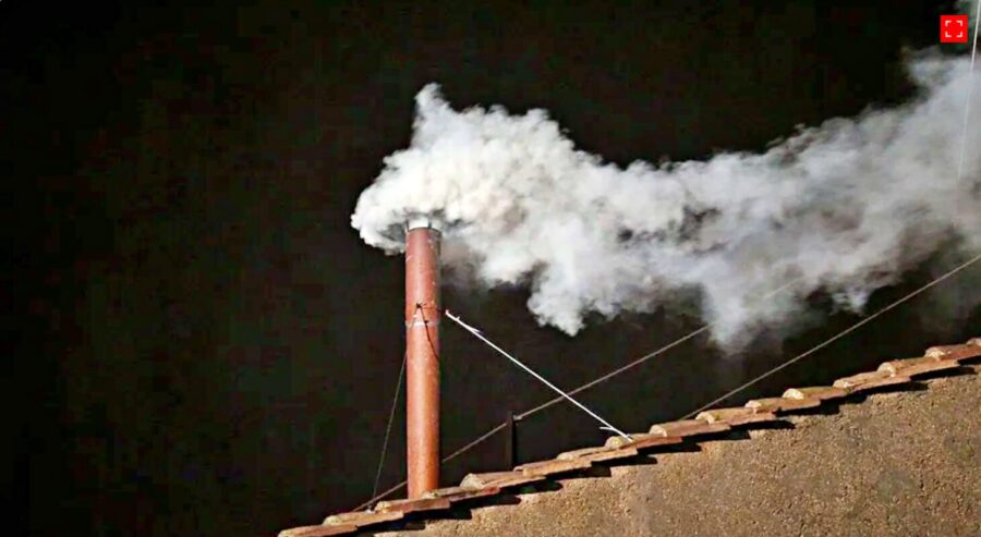 URGENTE: Fumaça branca: novo papa é eleito no conclave