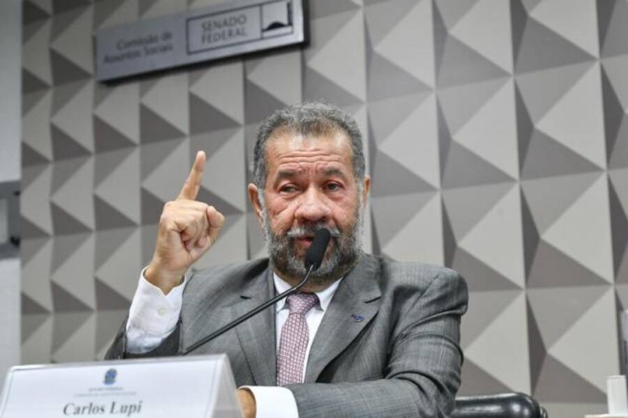 Carlos Lupi pede demissão do ministério da Previdência em meio a escândalo no INSS