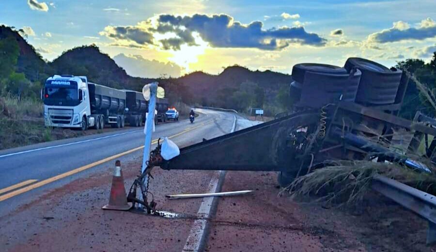Carreta carregada com gesso tomba na BR-135 e causa bloqueio parcial da rodovia no Sul do PI