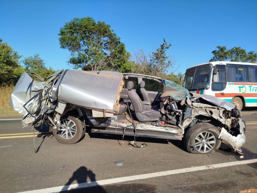 Colisão entre ônibus e carro deixa duas pessoas ferida na PI-115 em Campo Maior