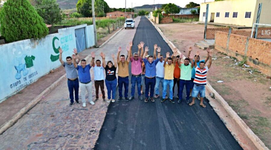 Prefeito Raimundo Sobrinho visita obras de asfaltamento no bairro Água Branca, em Currais