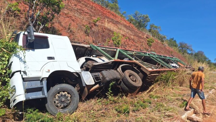 Motorista realiza ultrapassagem indevida e causa colisão com carreta cegonha no Sul do Piauí