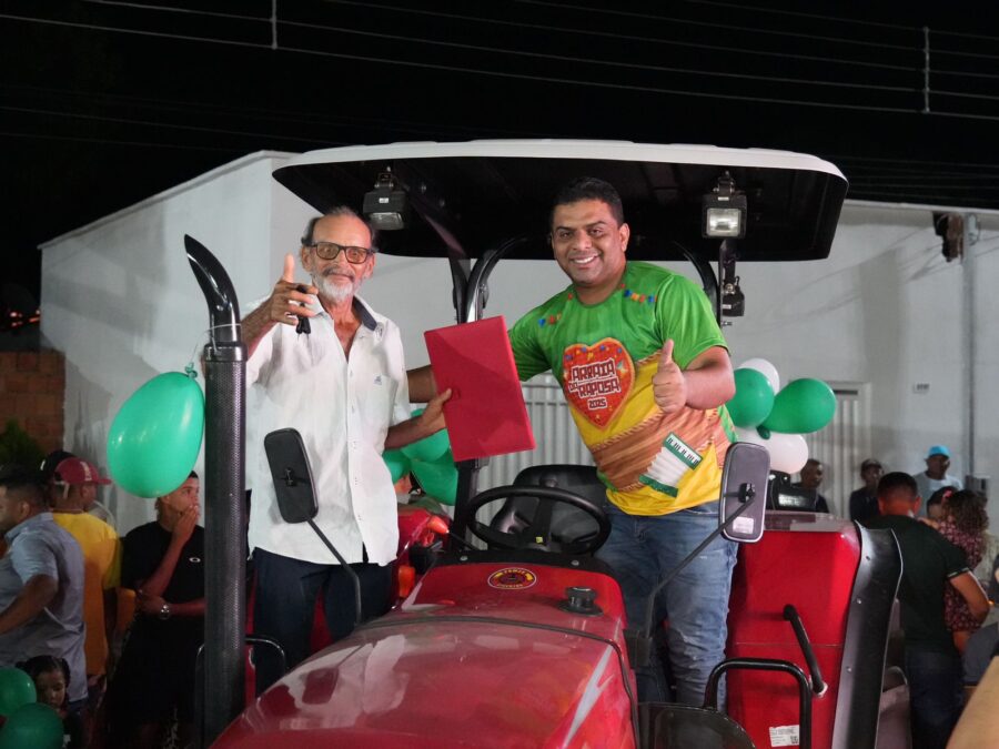 Prefeito Dr. Arlei entrega trator agrícola que vai fortalecer a agricultura familiar em Redenção do Gurgueia