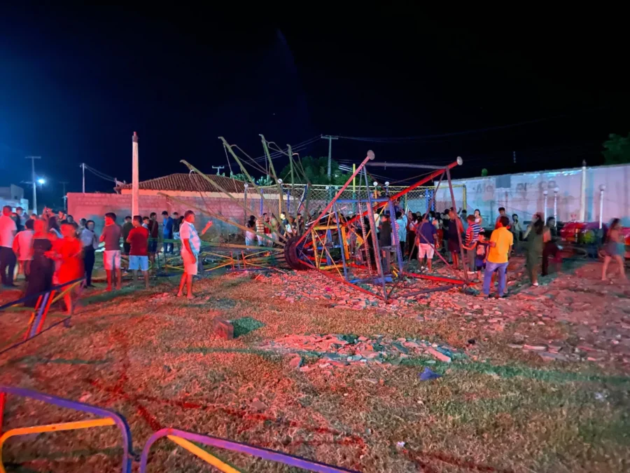 Brinquedo de parque de diversões desaba e deixa adolescentes feridas em São João da Fronteira