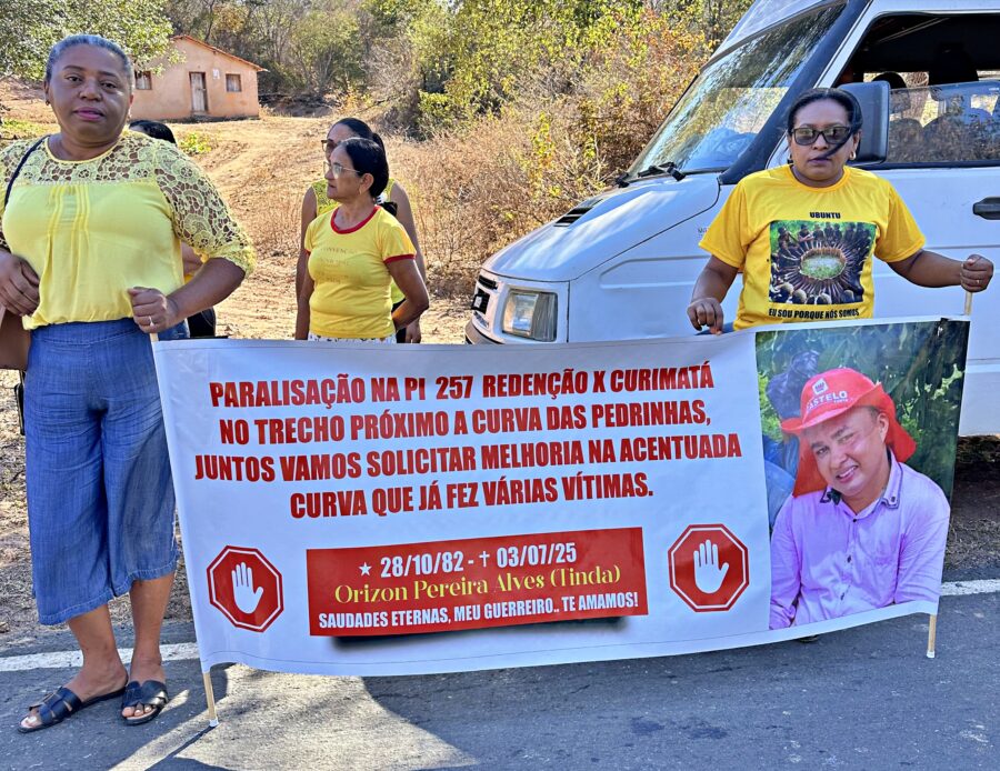 Família de eletricista morto em acidente interdita PI-257 em protesto por melhorias na rodovia em Redenção do Gurgueia