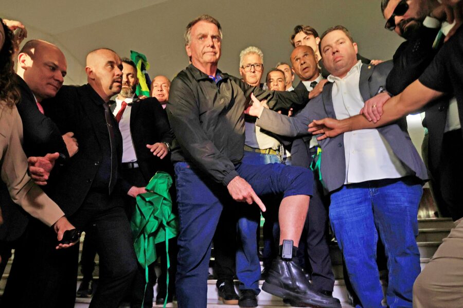 Moraes dá 24h para defesa de Bolsonaro explicar descumprimento de cautelares