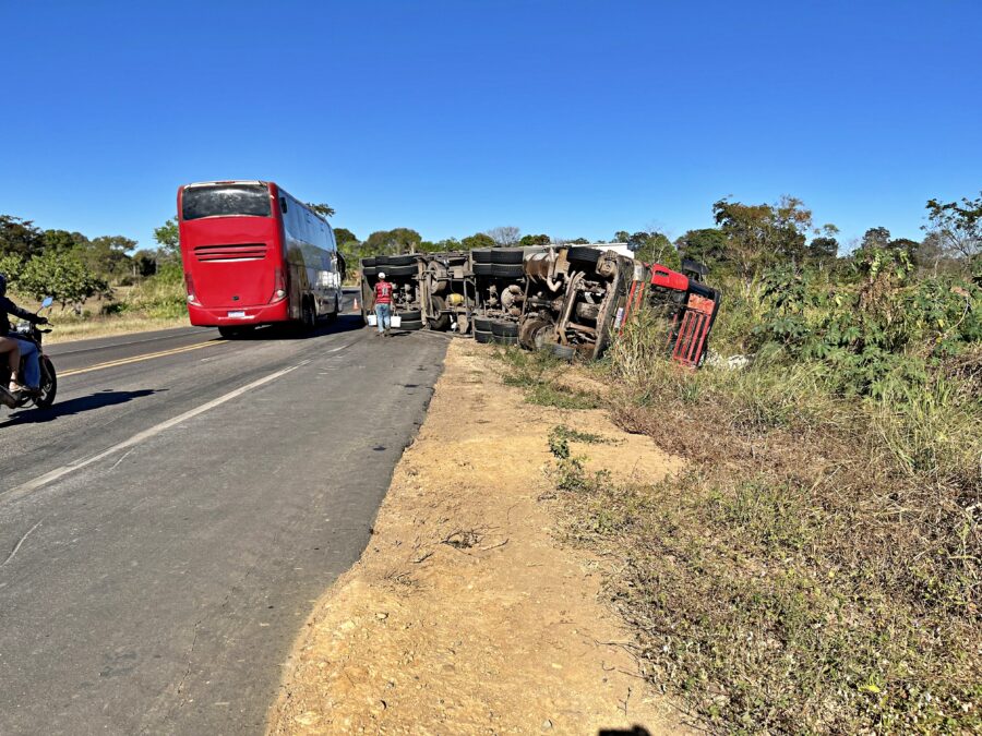 Duas carretas tombam após acidente na BR-135 próximo Bom Jesus, Sul do Piauí