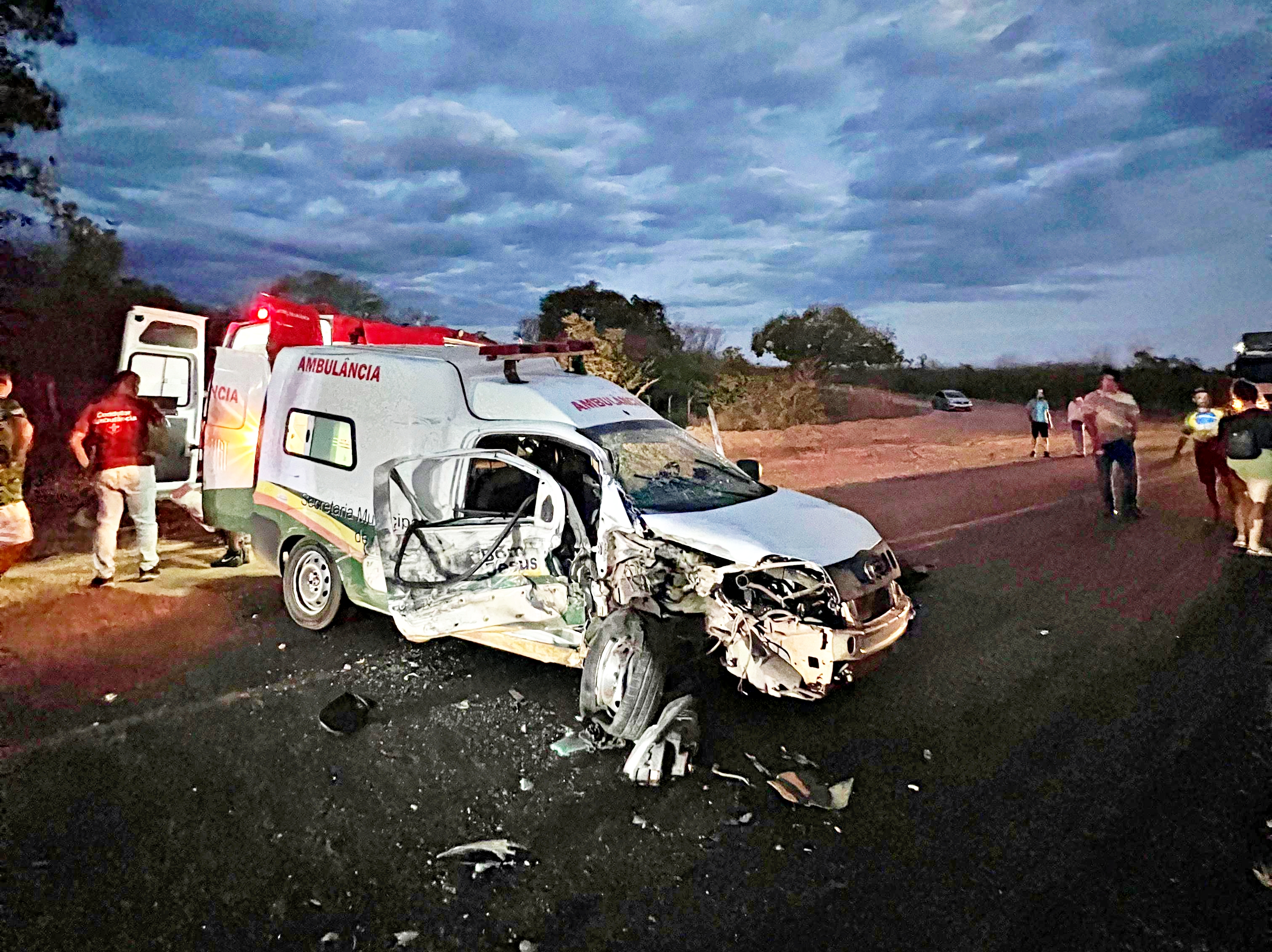 Grave acidente entre ambulância de Bom Jesus e caçamba deixa feridos na rodovia entre Manoel Emídio e Bertolínia
