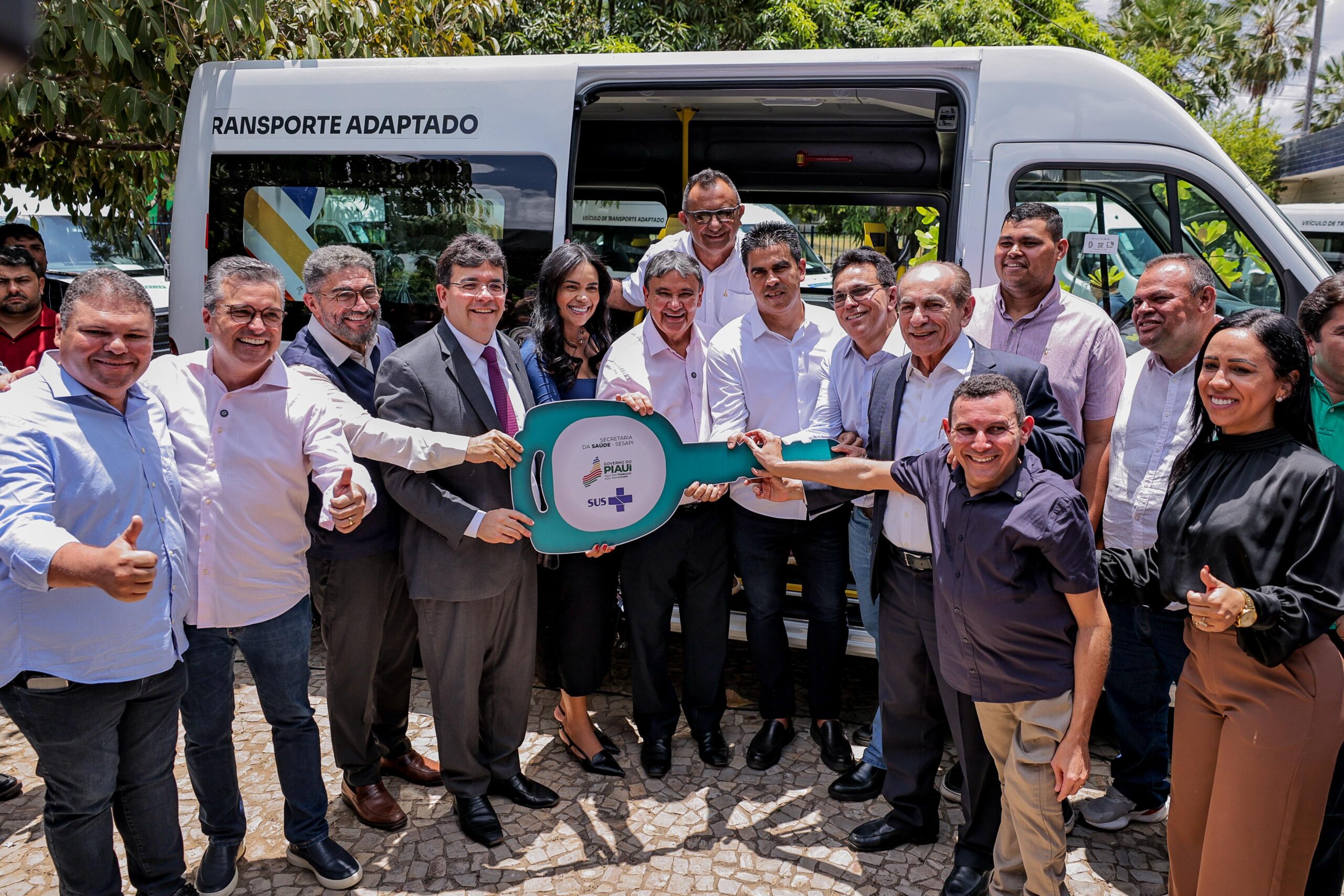 Rafael Fonteles entrega vans adaptadas a 22 municípios e anuncia mais 50 veículos;