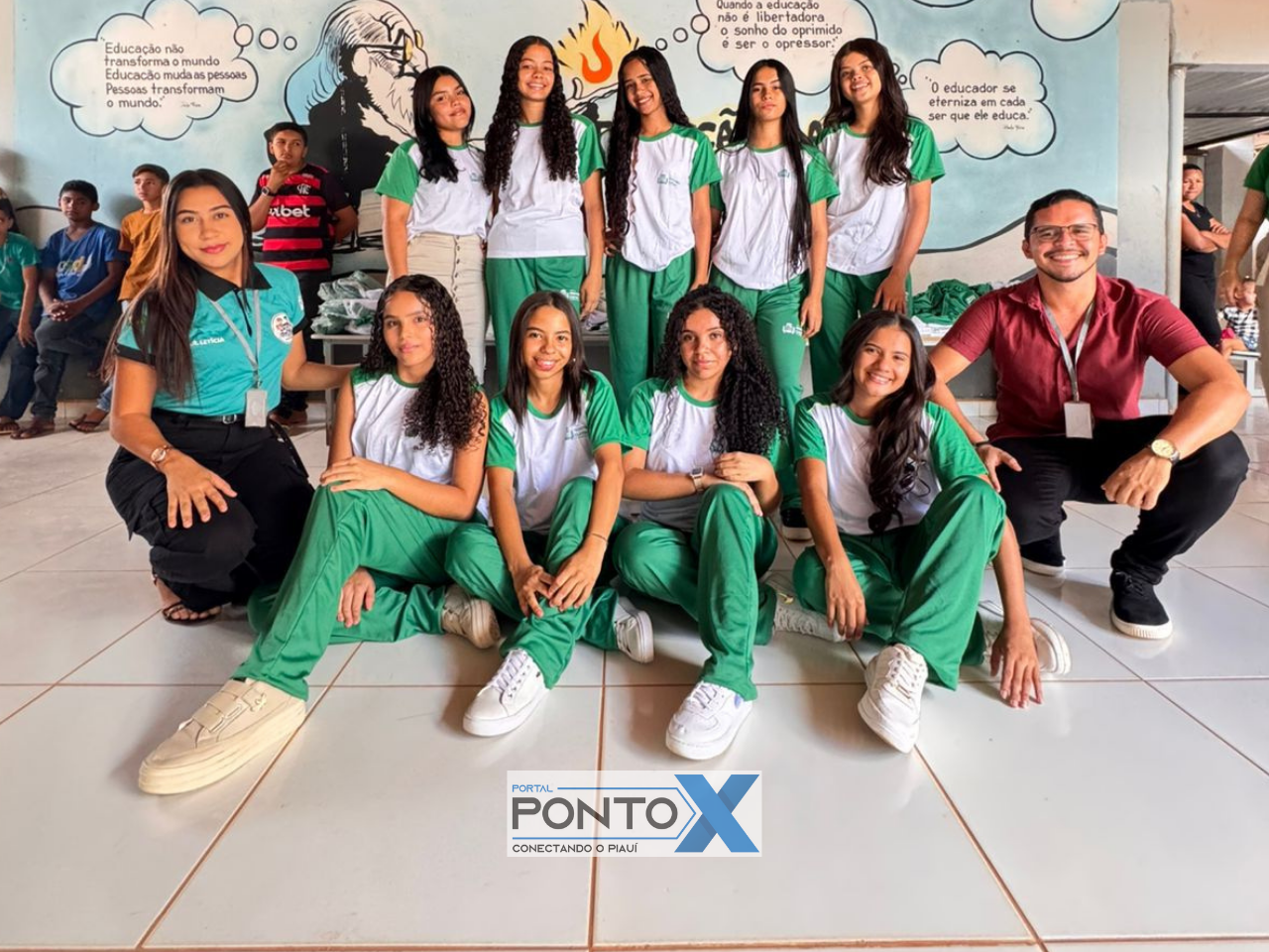 Prefeitura de Cristino Castro entrega novos uniformes escolares aos alunos da rede municipal